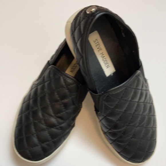 Steve Madden Endell Black Quilted Slip On Shoes - Picture 8 of 8